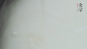 將浸泡了30分鐘的米放入電飯煲中，在水中加入半勺油。