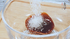 合上蓋子，啟動電源煮飯。期間混合好調(diào)味汁。