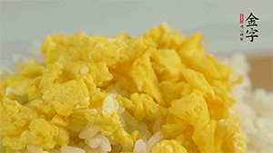 將雞蛋碎、西蘭花碎和放涼的米飯混合，用少許鹽、橄欖油調(diào)味。