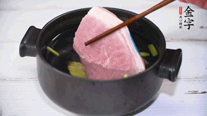 整塊豬肉，加蔥、姜片、料酒焯水。