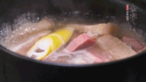 火肉、豬肉加料酒、清水大火煮開后，加入春筍小火慢燉40分鐘，出鍋前撒蔥花即可。