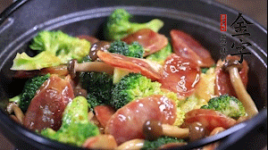 出鍋前加少許鹽、水淀粉即可。