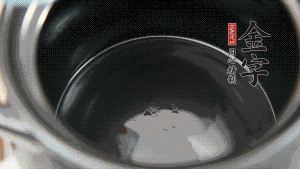 依次把排骨、玉米、蓮藕、荸薺放入砂鍋中。（根據食材的難易熟度放置，難熟的放下面，其他湯品也是一樣。）