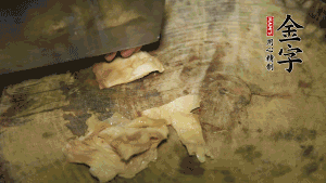 加適量溫水淹沒食材，大火燉至水沸后再小火慢燉1小時(shí)，出鍋前10分鐘加枸杞。（焯過水后的豬蹄不應(yīng)再用涼水，用溫水燉煮更容易軟爛。也可以用高壓鍋或者有煲湯功能的電飯煲，省時(shí)又便于入味。）