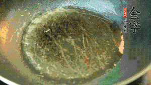 熱油起鍋，依次放入胡蘿卜粒、青椒粒、洋蔥粒煸炒均勻。