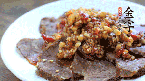 最后把醬汁淋到牛肉上即可，撒上芝麻、香菜。也可以把牛肉和醬汁攪拌均勻，讓牛肉與醬汁更加入味。