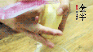 將食材洗凈，茄子、土豆切滾刀塊。