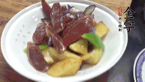 加少量生抽、鹽、糖、雞精調味，炒熟出鍋即可。