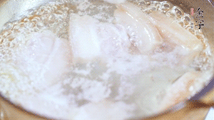 五花肉切塊，加姜片焯水備用。