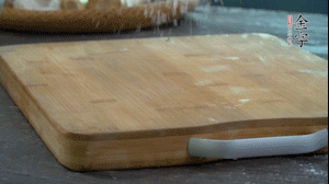 【面皮】3.案板撒點糯米粉，將面團搓成均勻的小團子。