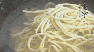 面條煮熟過涼水備用。