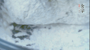 【面皮】2.將糯米粉和粳米粉混合，加煮好的艾草和適量清水，揉搓成面團。