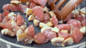 【餡料】4.鍋中油8成熱時，依次放入菌菇丁、香腸丁，適當放點糖調味，炒熟。