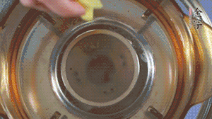 金字淡咸肉加姜片、料酒，冷水入鍋焯水。