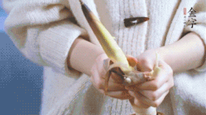 春筍切滾刀塊，加少許鹽，焯水備用。