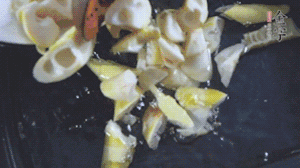 將淡咸肉、春筍、五花肉一起放入鍋中。