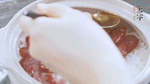 沿鍋邊倒一圈食用油蓋蓋，繼續(xù)小火燜8分鐘。