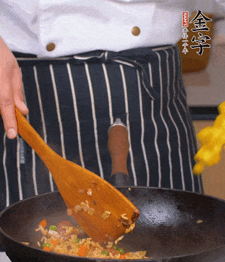 加咖喱塊、少許鹽、白糖調(diào)味，炒至咖喱塊融化后，倒米飯，翻炒至每粒米飯都包裹上咖喱，再放黃椒、青椒粒，出鍋前加菠蘿粒和小蔥翻拌均勻。