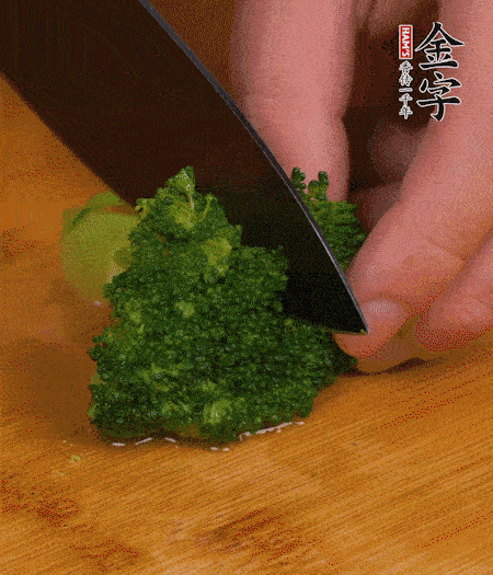 西蘭花用淡鹽水浸泡十幾分鐘后過開水焯燙熟后撈出。