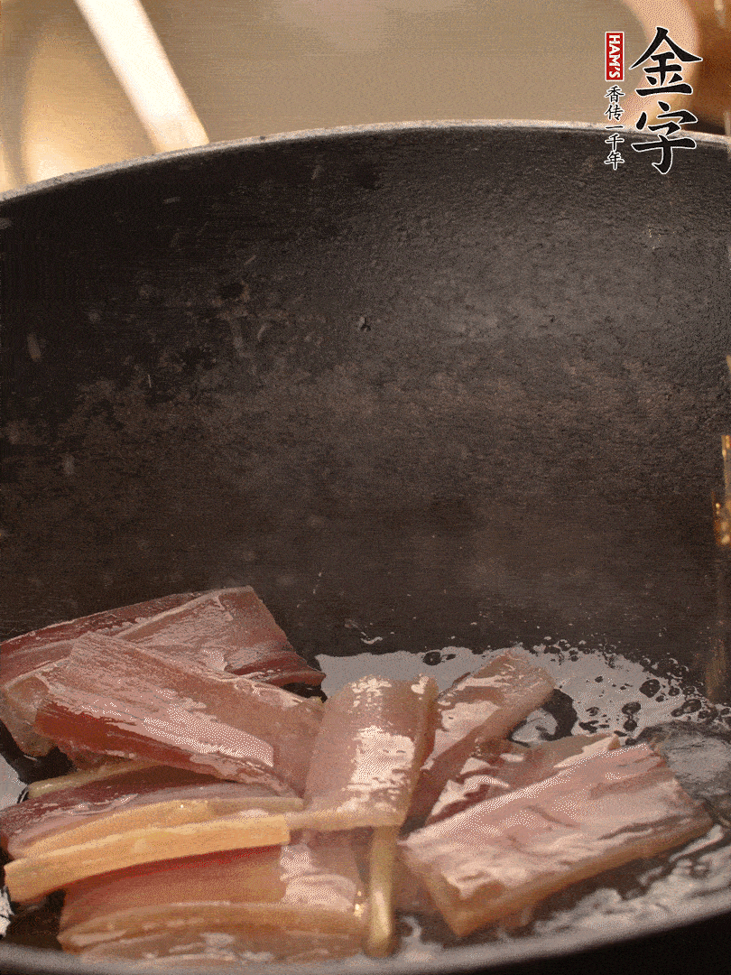 再下春筍繼續翻炒。