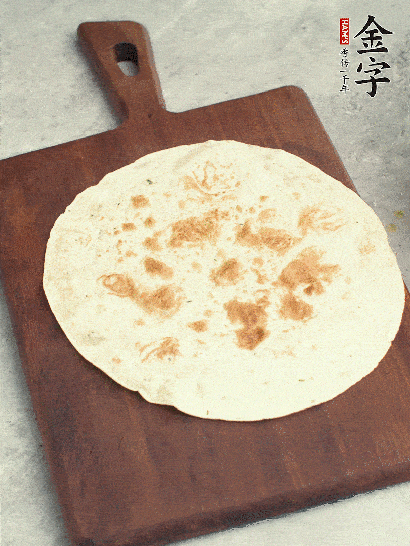 食材依次鋪在卷餅皮上，卷起來。