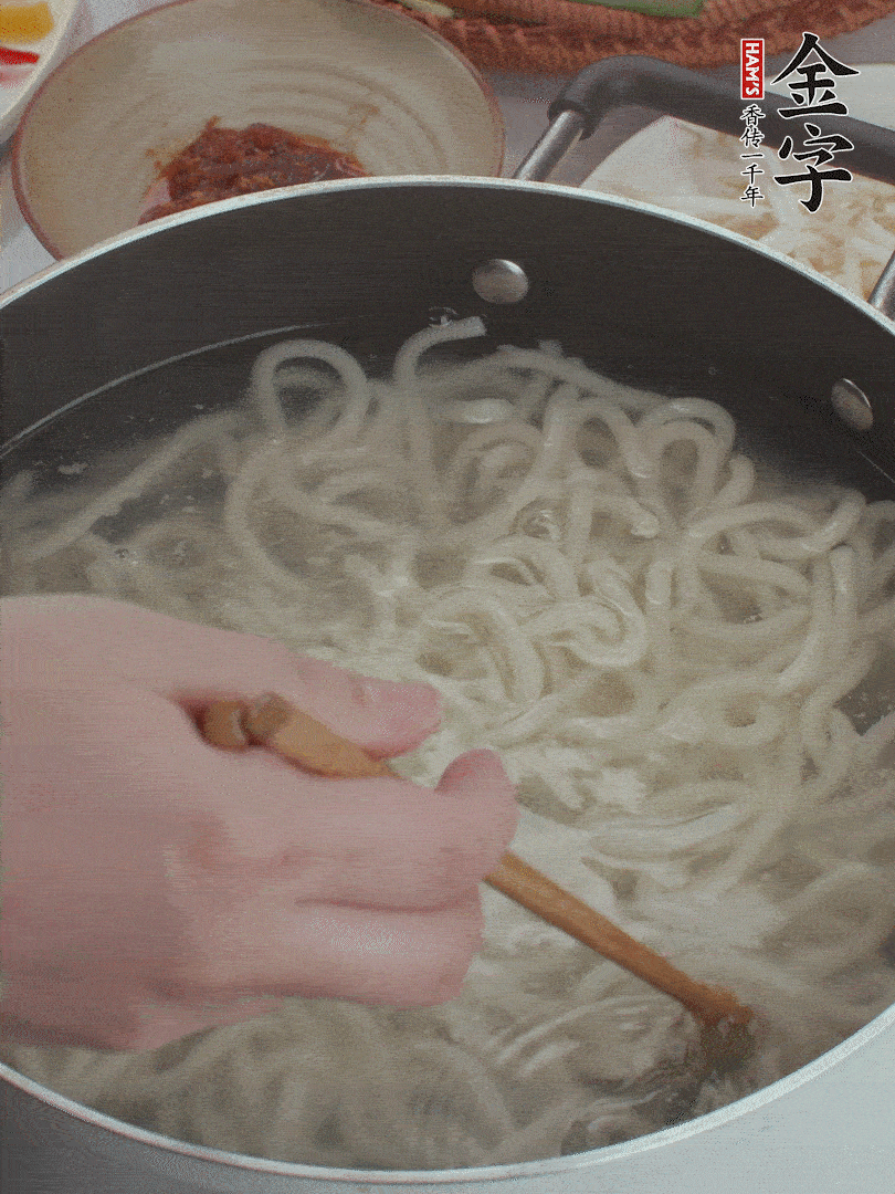 鍋中水煮沸，下烏冬面焯5秒鐘，撈出瀝干。