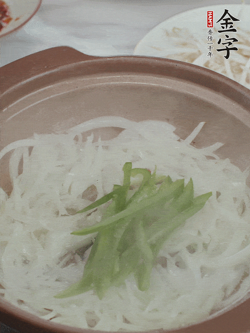 放烏冬面、青紅椒、豆芽。