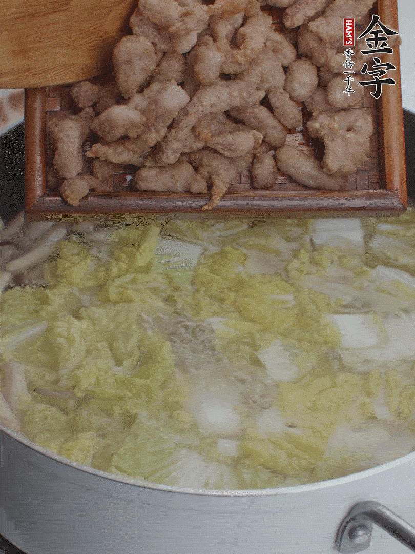 水開后煮10分鐘，下娃娃菜、小酥肉煮3分鐘。