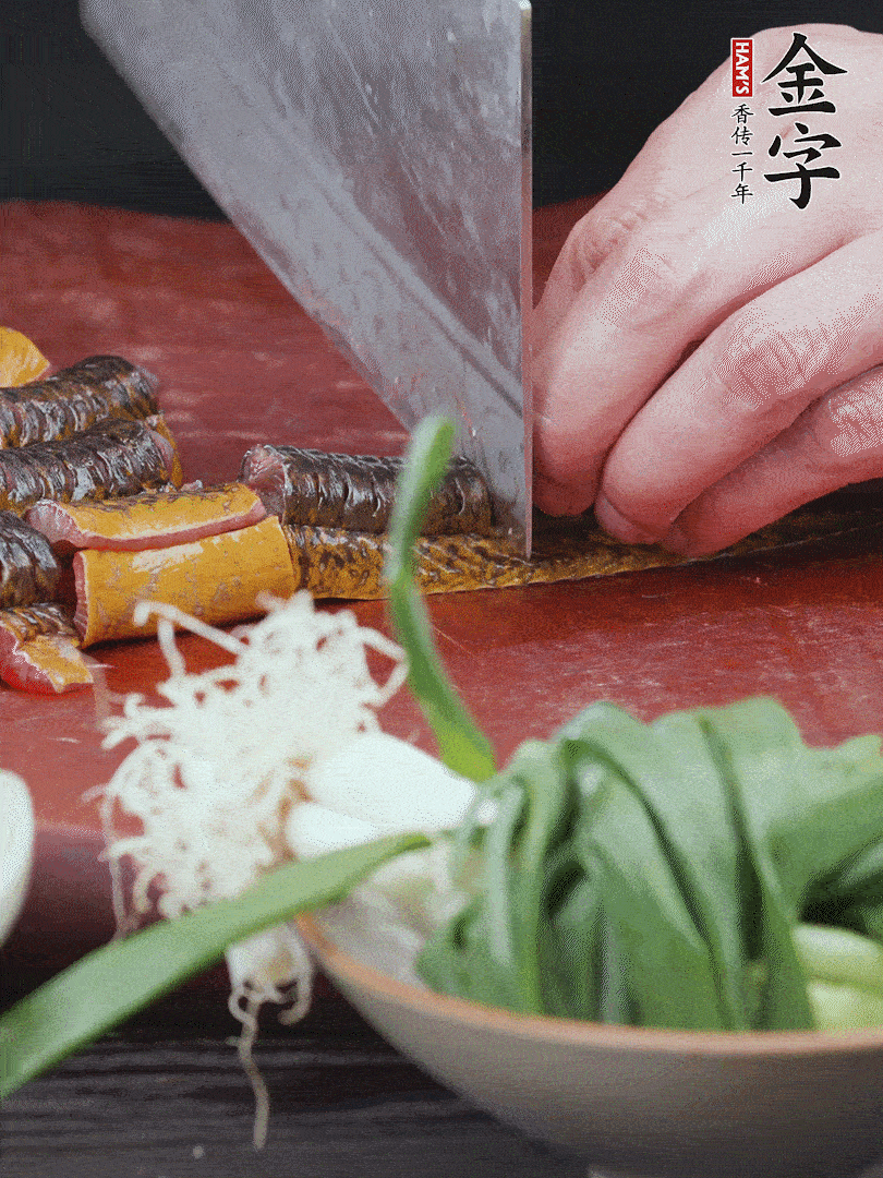 黃鱔去內臟洗凈，切花刀斬段。沸水下鍋，加黃酒焯水去血沫。