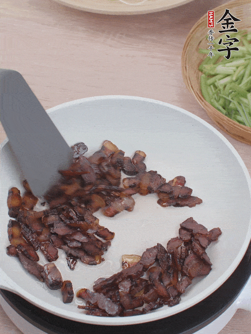 起鍋熱油，煸香醬油肉。