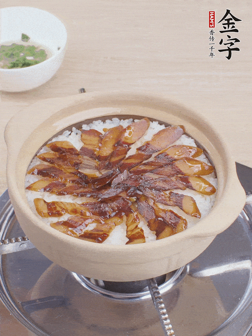 快收水時(shí)，鋪醬油肉，鍋邊淋點(diǎn)油，轉(zhuǎn)動(dòng)砂鍋，燜煮2分鐘。