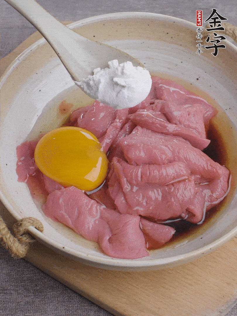 牛肉切片，雞蛋1個、水2勺、料酒1/2勺、生抽1/2勺、生粉1勺腌15分鐘。