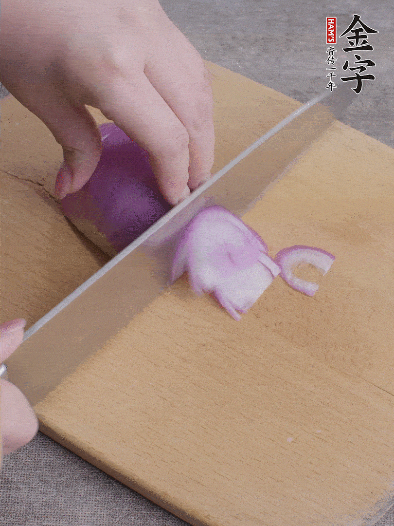 洋蔥切絲、蔥切段。