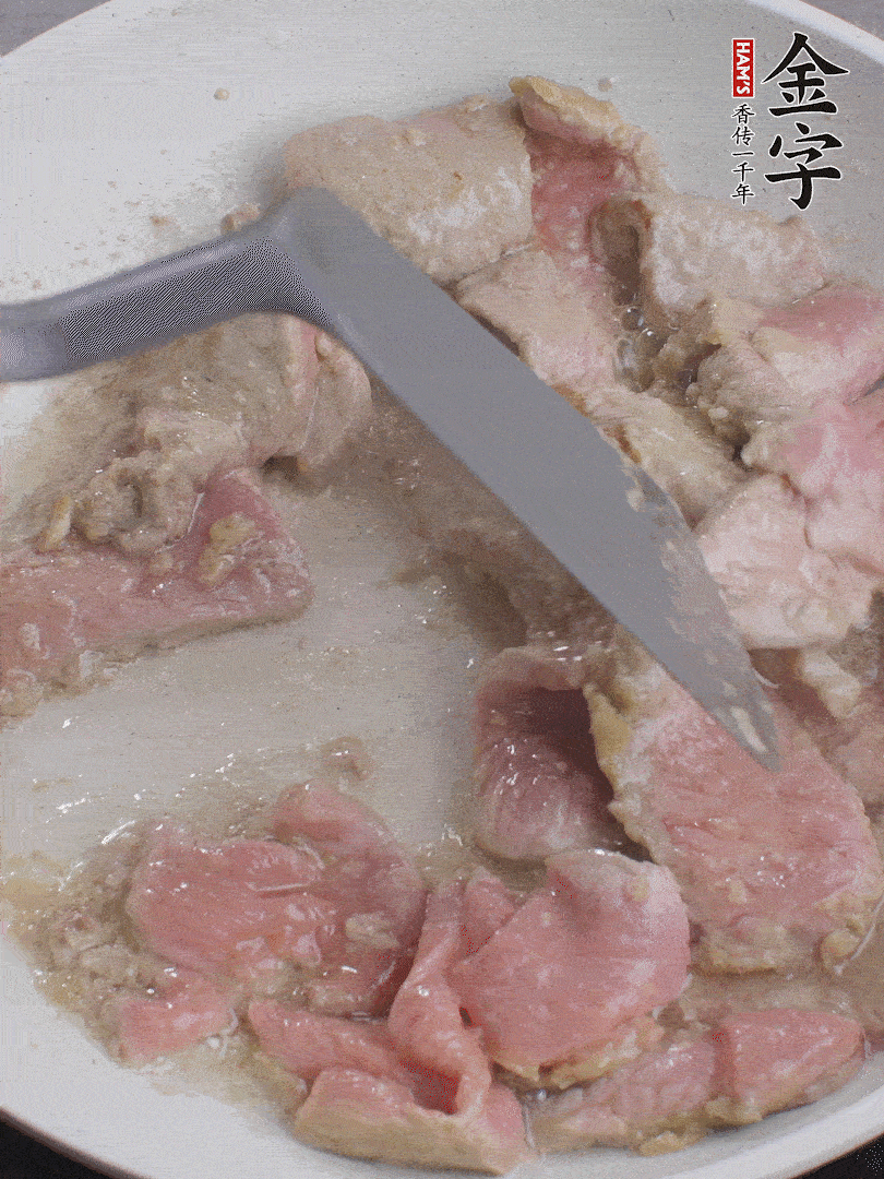 鍋中少油，下牛肉炒至變色。（盛出來）