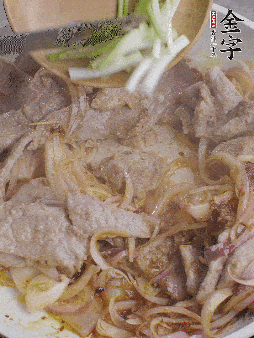 下牛肉、蔥段快炒。