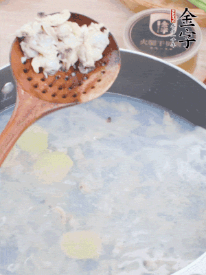 沸水下花蛤肉、姜片、料酒焯水。