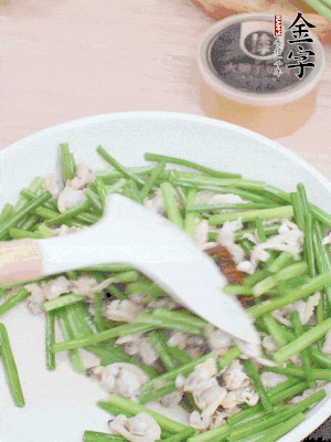 再下花蛤肉、1勺金字火腿干貝醬翻炒攪勻。