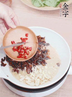 爆香蒜末、小米辣。