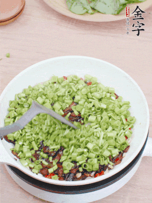 下菜梗翻炒，混合醬油肉。