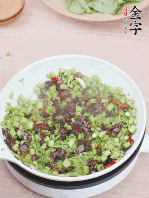 1勺生抽、1勺蠔油、1點(diǎn)點(diǎn)白糖調(diào)味。