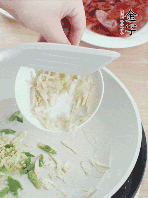 油4成熱，下蔥姜蒜、干辣椒、花椒煸出香味。