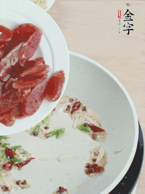 放香腸、苦瓜快速翻炒。