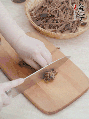 干茶樹菇浸泡過夜，去老根焯水，擠干水份。