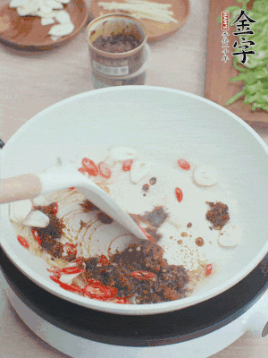 熱鍋涼油，姜蒜、辣椒、金字火腿xo醬炒香。