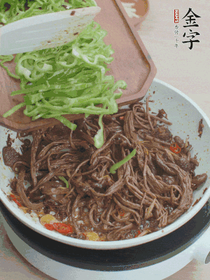 水分煸干，下青椒絲快炒1分鐘。