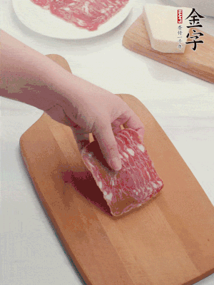 金字培根火腿改刀切小片；白洋蔥切??；新鮮豌豆剝殼。