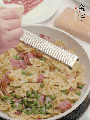 收汁后加入帕爾瑪芝士、歐芹碎和檸檬汁。