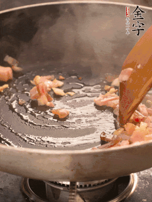熱油爆香大蒜粒，煸香咸肉丁，淋一勺黃酒調味。