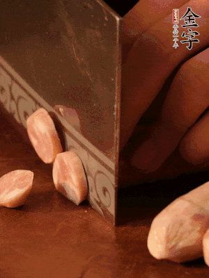 金字烤腸切圓片。