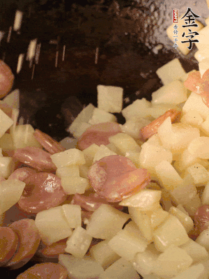 再放烤腸片煎熟。撒點鹽、孜然粉、辣椒面。